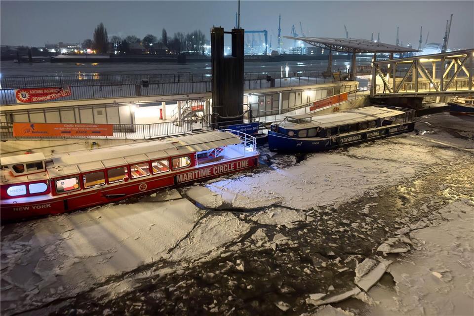 Auch im Hafen von Hamburg ist Eis und Schnee zu sehen. Bodo Marks/dpa