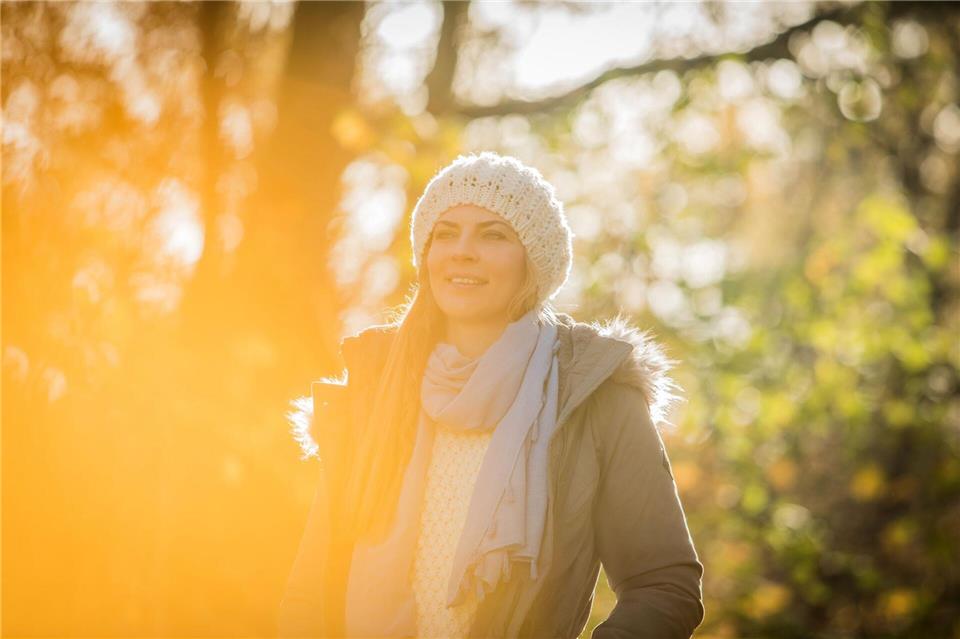 Herbsthaut braucht mehr Pflege – Tipps gegen Trockenheit Auch im Herbst an UV-Schutz denken: Sonnenschutz bleibt bei Aufenthalten im Freien wichtig.Christin Klose/dpa-tmn