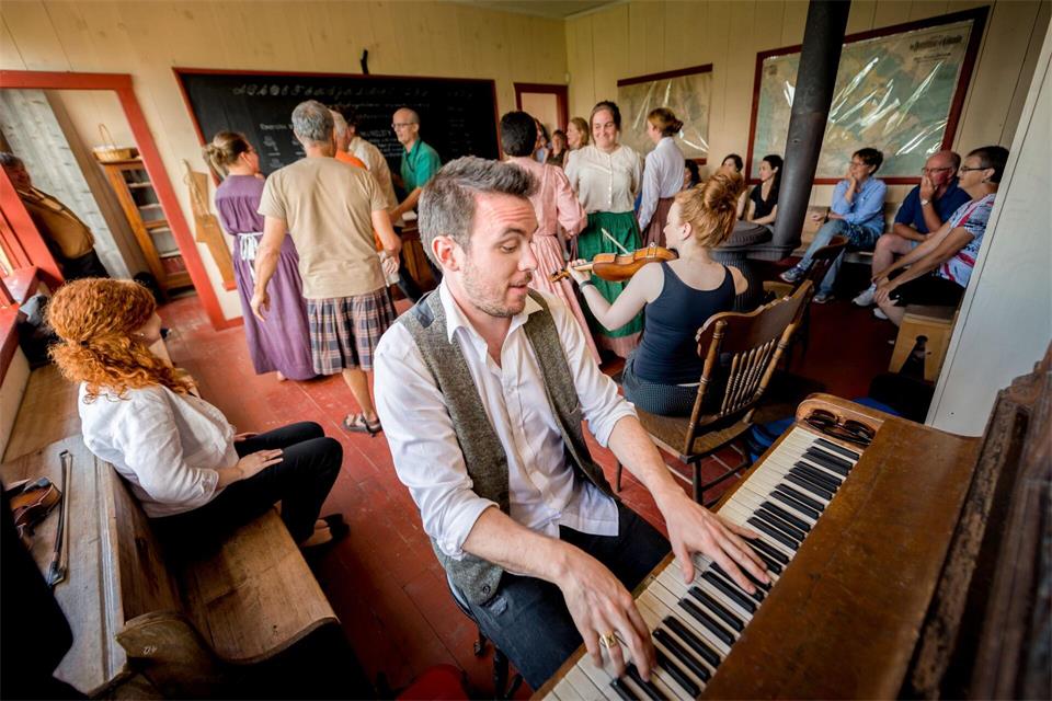 Auch im Highland Village Museum kann man ein typisches Ceilidh erleben - eine gesellige Zusammenkunft mit Live-Musik und Tanz.Dean Casavechia/Tourism Nova Scotia/dpa-tmn