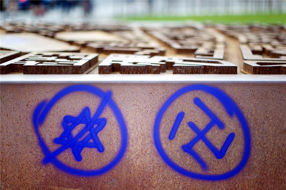 Auch im Hochschulraum müssen jüdische Studierende viele antisemitische Schmierereien, Beleidigungen und Anfeindungen ertragen. (Symbolbild)Daniel Reinhardt/dpa