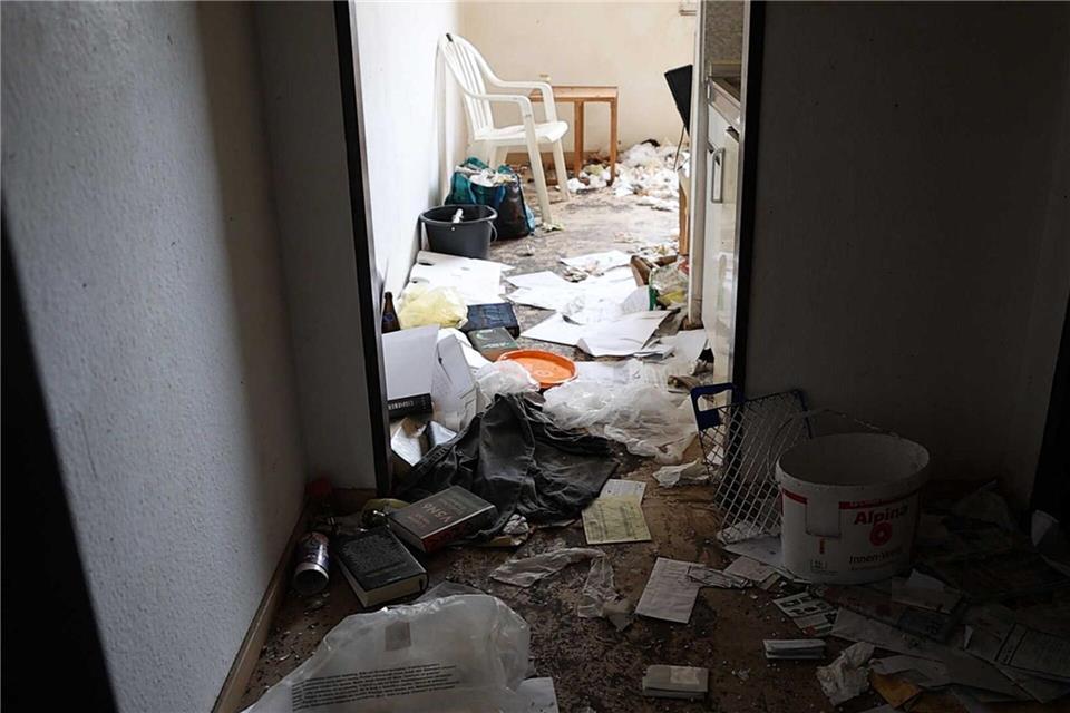 Auch im Inneren des Gebäudes gab es zuletzt viel Müll. (Archivbild)-/dpa