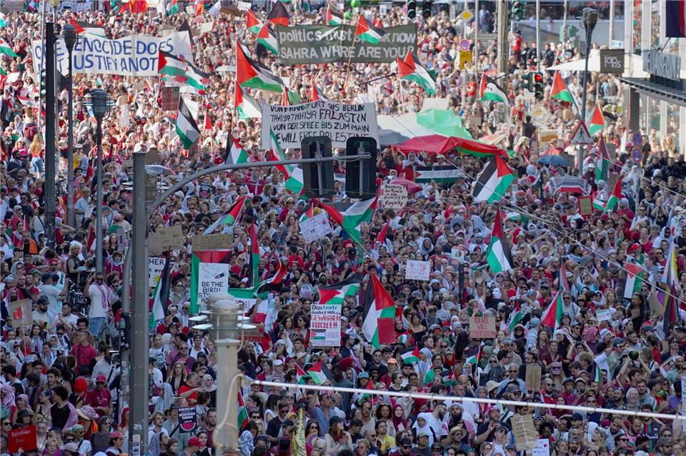 Auch im Juni gab es eine große Gaza-Demo in Berlin. Am Samstag erwarten die Veranstalter zu einer Kundgebung Zehntausende. (Archivbild)Manuel Genolet/dpa