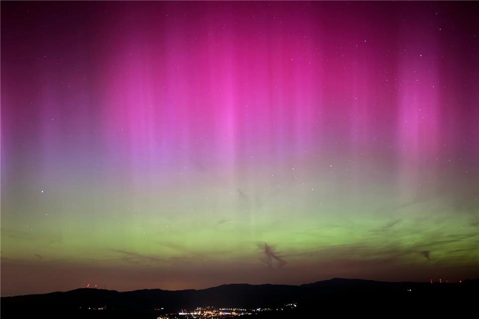 Auch im Mai vergangenen Jahres waren Polarlichter bis weit in den Süden zu sehen gewesen. (Archivbild)Valentin Gensch/dpa