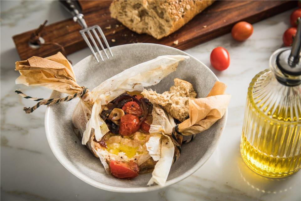 Auch im Ofen gebacken wird der in Pergamentpapier gewickelte Feta - zusammen mit Gemüse nach Wahlpicture alliance / dpa-tmn