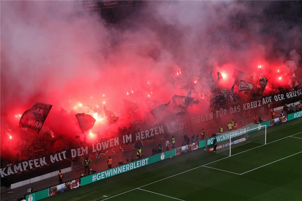 Auch im Pokalspiel gegen Bayern München zündeten Fans von Bayer Leverkusen Pyrotechnik. (Archivbild)Rolf Vennenbernd/dpa