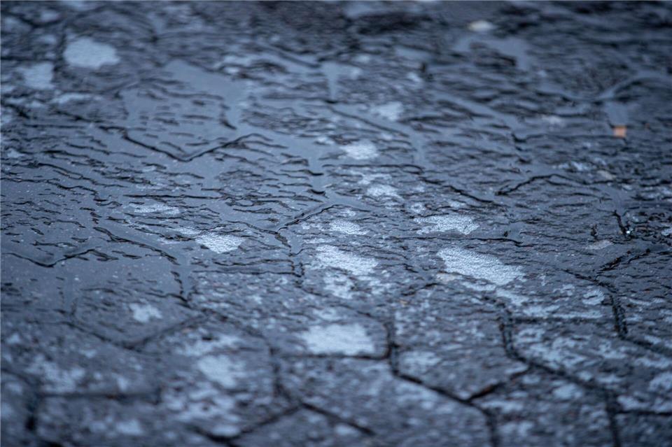 Auch im Saarland kann es am Montag vielerorts Blitzeis auf den Gehwegen geben (Symbolbild).Laszlo Pinter/dpa