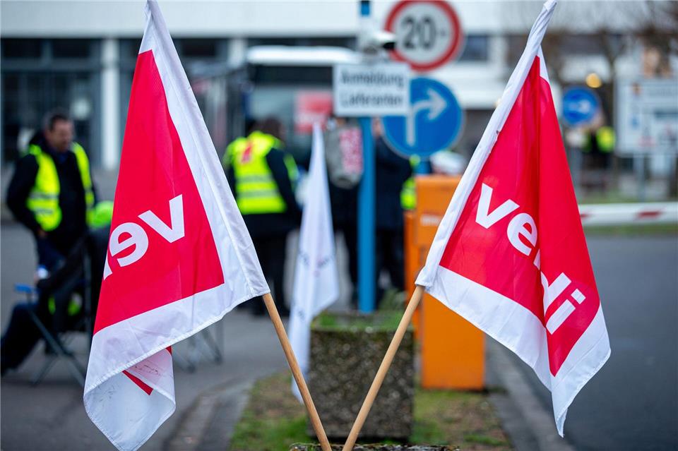 Auch im Saarland werden viele Busse am Freitag und Samstag in den Depots bleiben. (Archivfoto)Laszlo Pinter/dpa