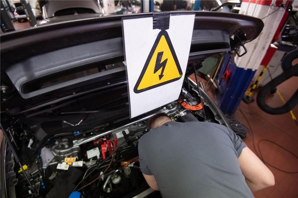 Auch im Sommer kann die Autobatterie Probleme machen. (Symbolbild)Marijan Murat/dpa