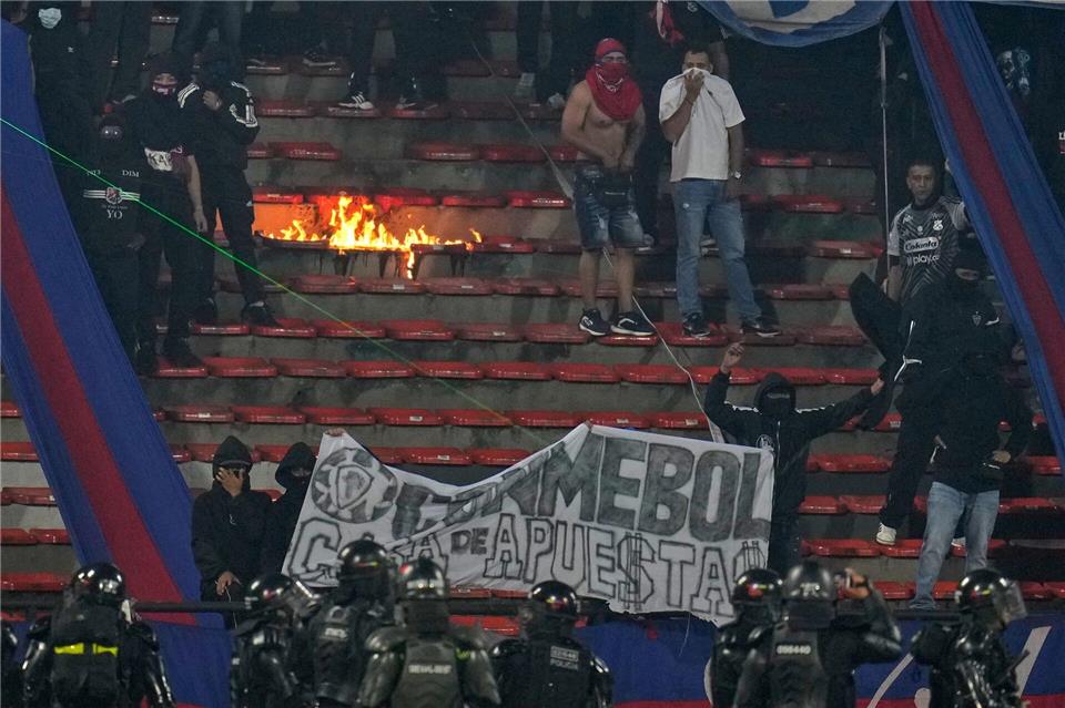 Auch im Stadion gab es Verwüstungen.Fernando Vergara/AP/dpa