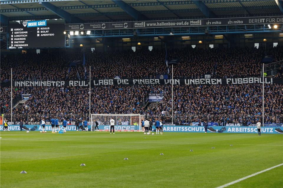 Auch im Westfalen-Derby gab es Proteste gegen die Pläne der Politik.Friso Gentsch/dpa