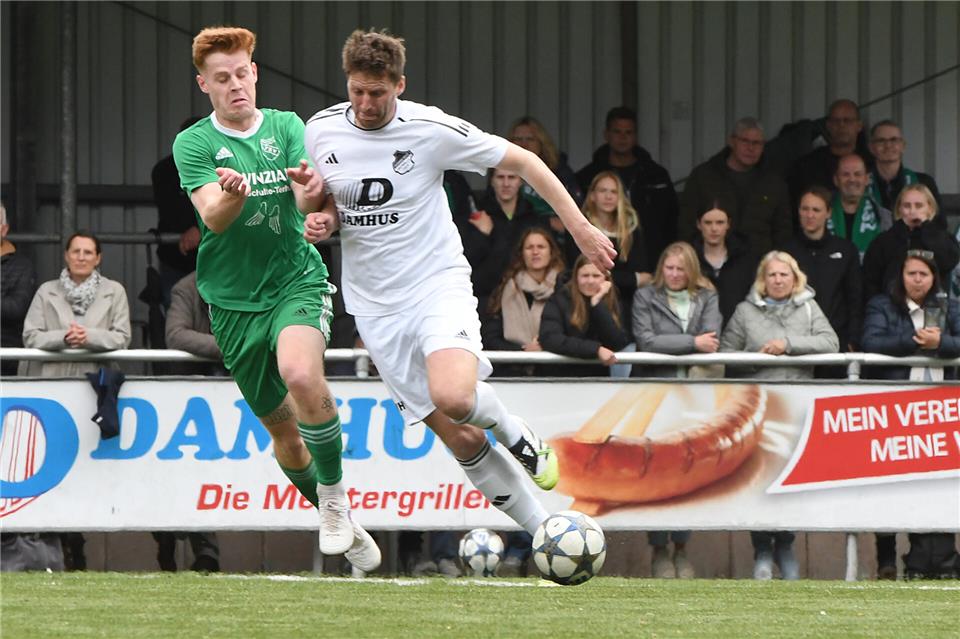 Auch im Zweikampf und damit in der Absicherung stark: Raesfelds 2:0-Torschütze Julian Kortstegge (links) gegen den Holtwicker Mario Thentie.