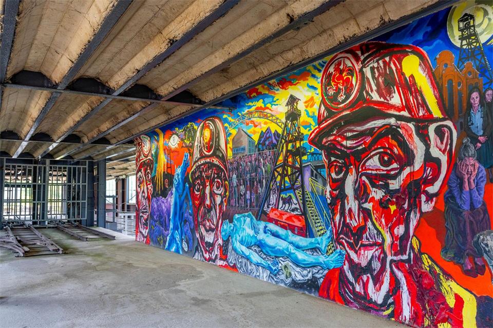 Auch im ehemaligen Steinkohlebergwerk Bois du Cazier von Charleroi hat die Kunst Einzug gehalten.Oliver Gerhard/dpa-tmn