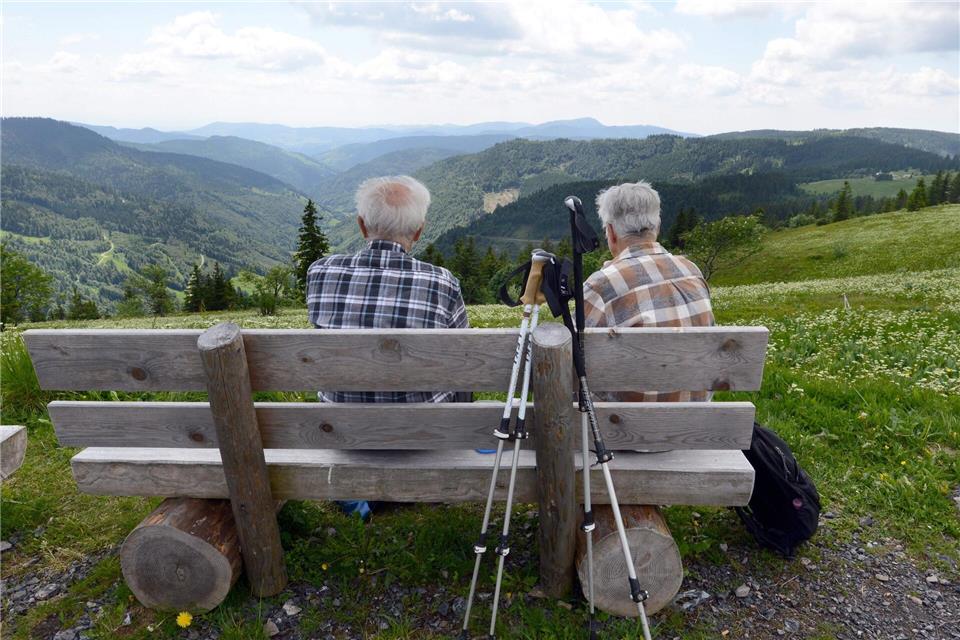 Auch im hohen Alter noch fit genug für die Wandertour in den Bergen sein: Dafür können wir schon in jungen Jahren etwas tun. (Symbolbild)Patrick Seeger/dpa/dpa-tmn