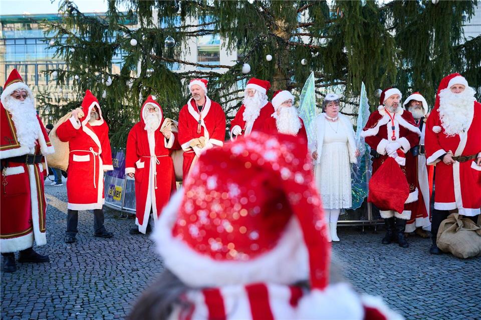Auch im letzten Jahr trafen sich Engel und Weihnachtsmänner zur Vollversammlung vor dem Brandenburger Tor. (Archivbild)Annette Riedl/dpa