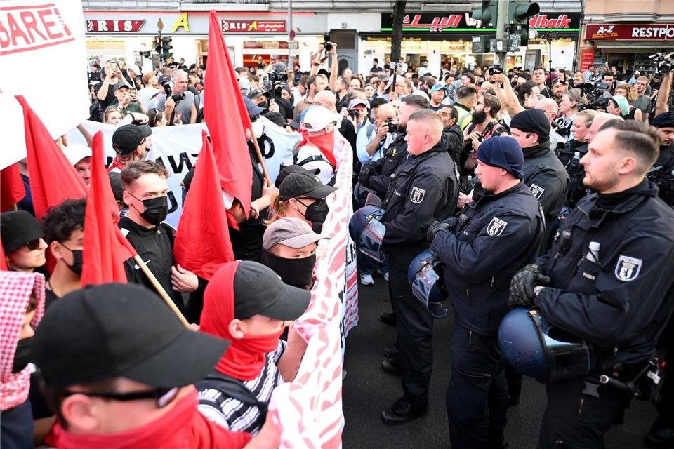 Auch im letzten Jahr wurde am 1. Mai in Berlin demonstriert. (Archivbild)  Sebastian Gollnow/dpa
