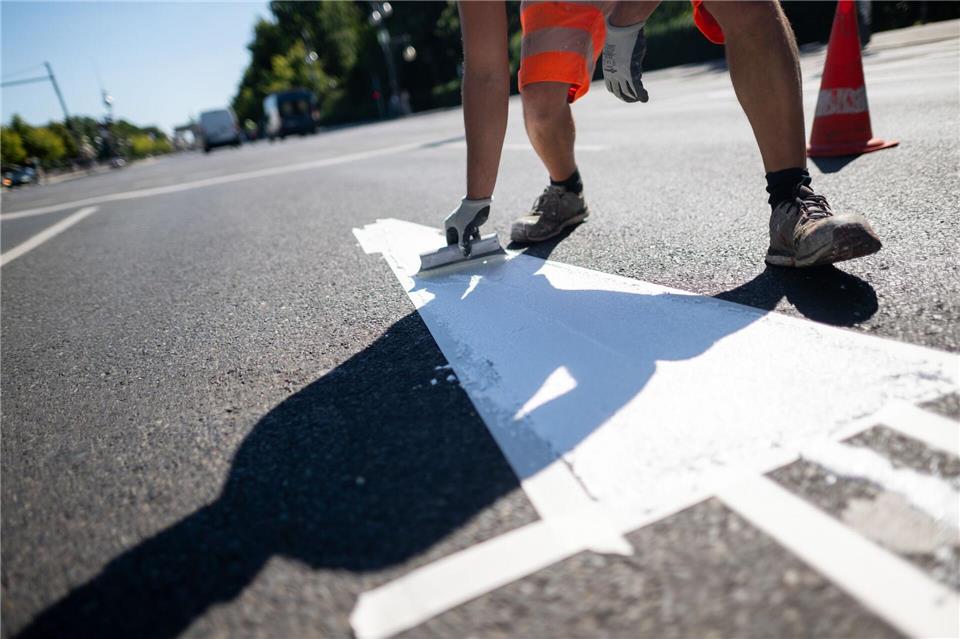 Auch im öffentlichen Dienst gibt es viele Beschäftigte, die im Freien arbeiten. (Symbolbild)Sebastian Gollnow/dpa
