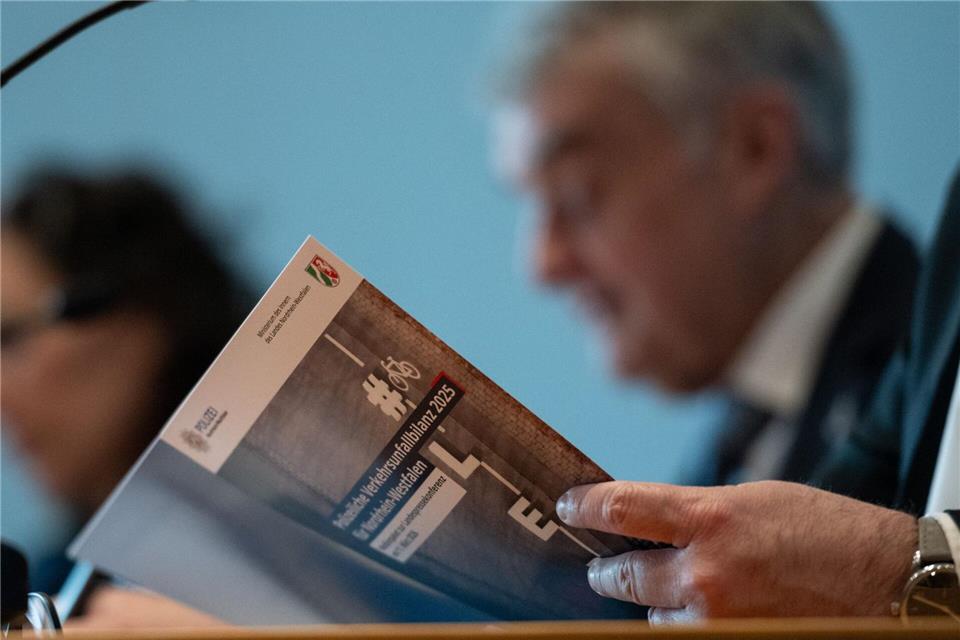 Auch im vergangenen Jahr sind wieder zahlreiche Menschen bei Verkehrsunfällen ums Leben gekommen. Fabian Strauch/dpa