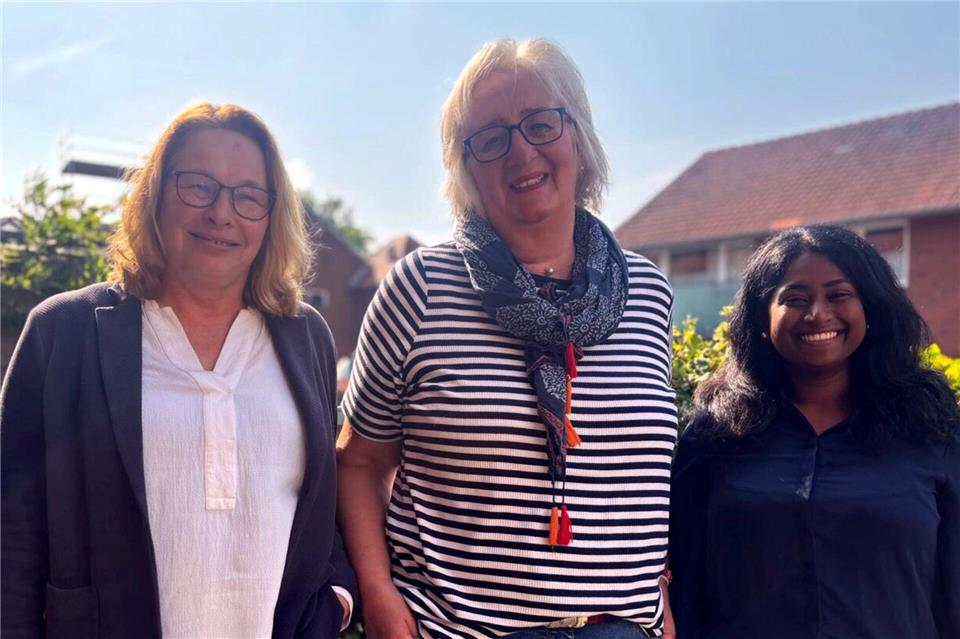 Auch in Ahaus wurde für die Umsetzung des Gewaltgesetzes protestiert. Kerstin Heggemann (links), Elisabeth Terhorst und Thivvya Maharajah-Gugathas (rechts) von den Ahauser Frauen für Frauen wollen weiterhin Schutz vor Gewalt versprechen.