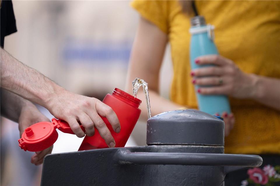 Auch in Bad Nauheim kann jetzt kostenlos Trinkwasser nachgefüllt werdenSebastian Kahnert/dpa