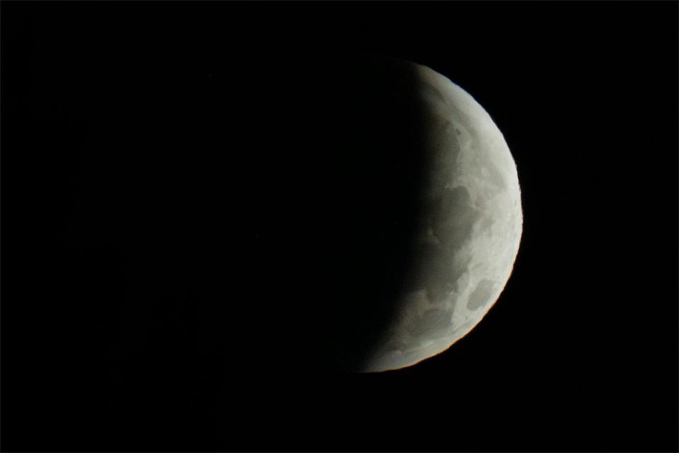 Auch in Bayern war die partielle Mondfinsternis zu sehen. Peter Kneffel/dpa