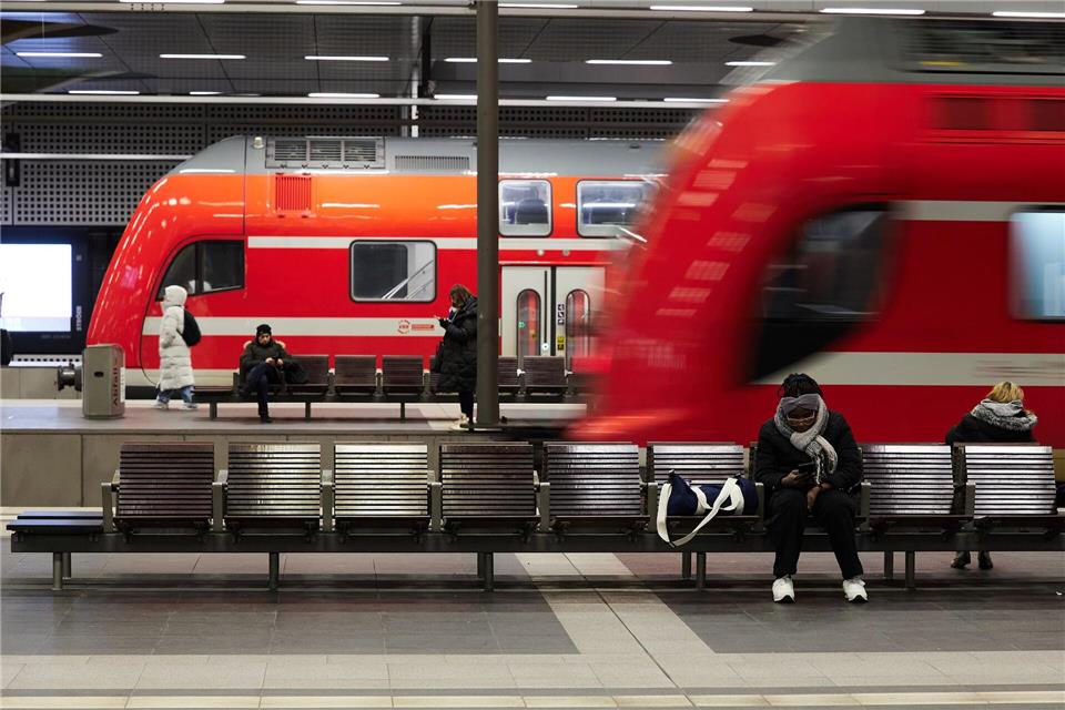 Auch in Berlin und Brandenburg macht sich die marode Bahn-Infrastruktur jeden Tag bemerkbar - für die Fahrgäste vor allem in Form von Verspätungen. (Archivbild)Jörg Carstensen/dpa