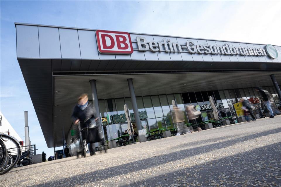Auch in Berliner Bahnhöfen darf künftig kein Alkohol getrunken werden. (Archiv)Sebastian Gollnow/dpa