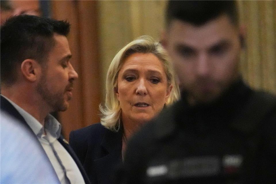 Auch in Berufung fordert die Anklage, Le Pen zeitweise das passive Wahlrecht zu entziehen. (Archivbild)Christophe Ena/AP/dpa