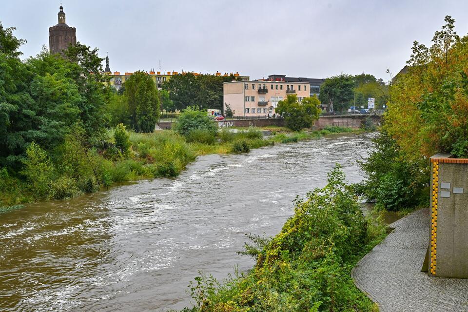 Auch in Brandenburg droht in den kommenden Tagen Hochwasser - der Wasserstand der Neiße in Guben ist bereits gestiegen. (Foto aktuell)Patrick Pleul/dpa