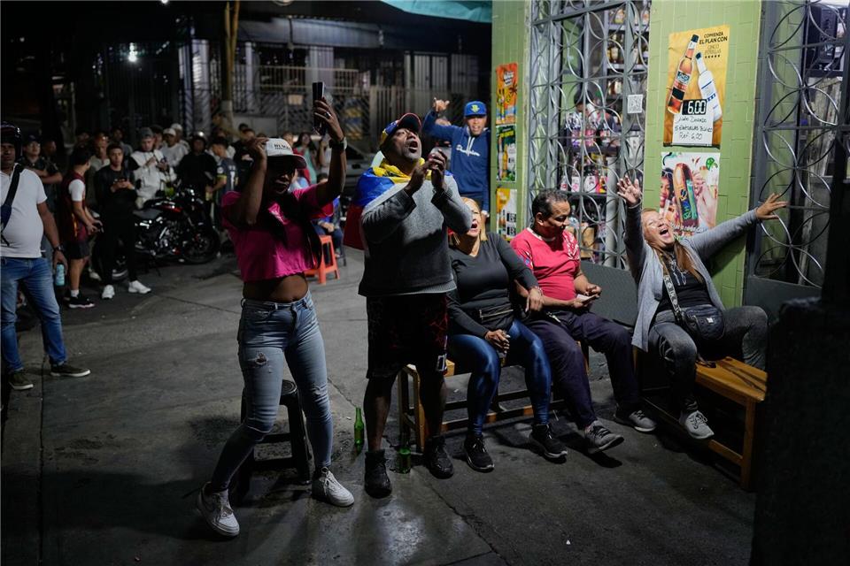 Auch in Caracas feiern die Menschen.Ariana Cubillos/AP/dpa