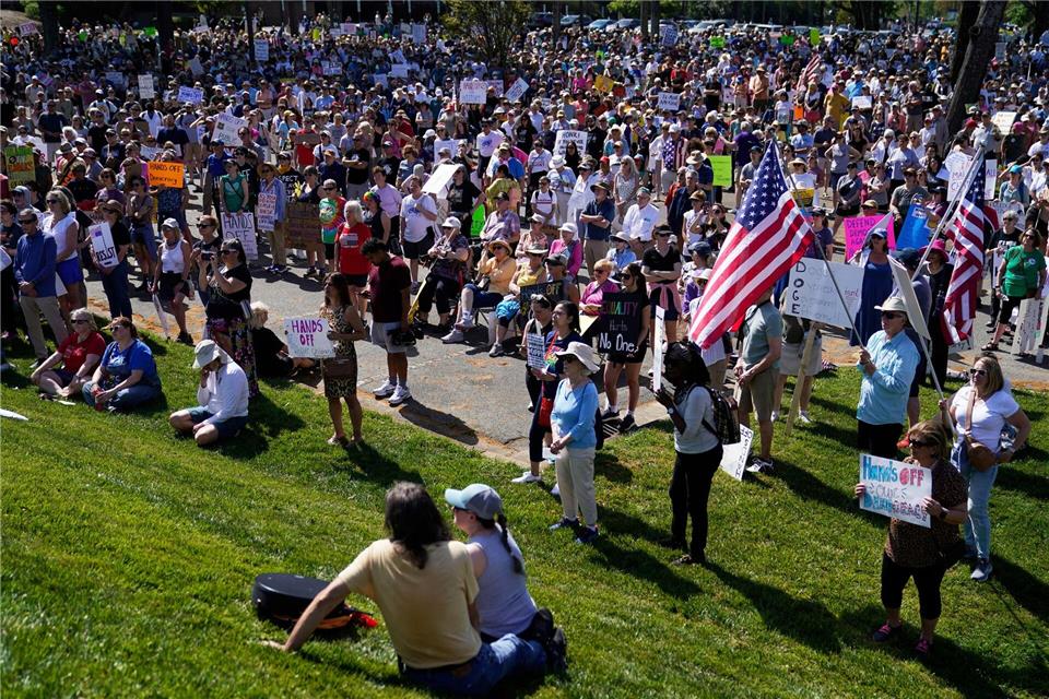 Landesweite Proteste gegen Trump in den USA Auch in Charlotte im Bundesstaat North Carolina versammelten sich Demonstranten. Erik Verduzco/AP/dpa