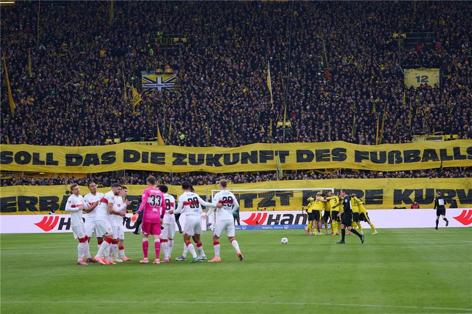 Auch in Dortmund protestierten die Fans: „Soll das die Zukunft des Fußballs sein?“ stand auf einem Banner.Bernd Thissen/dpa