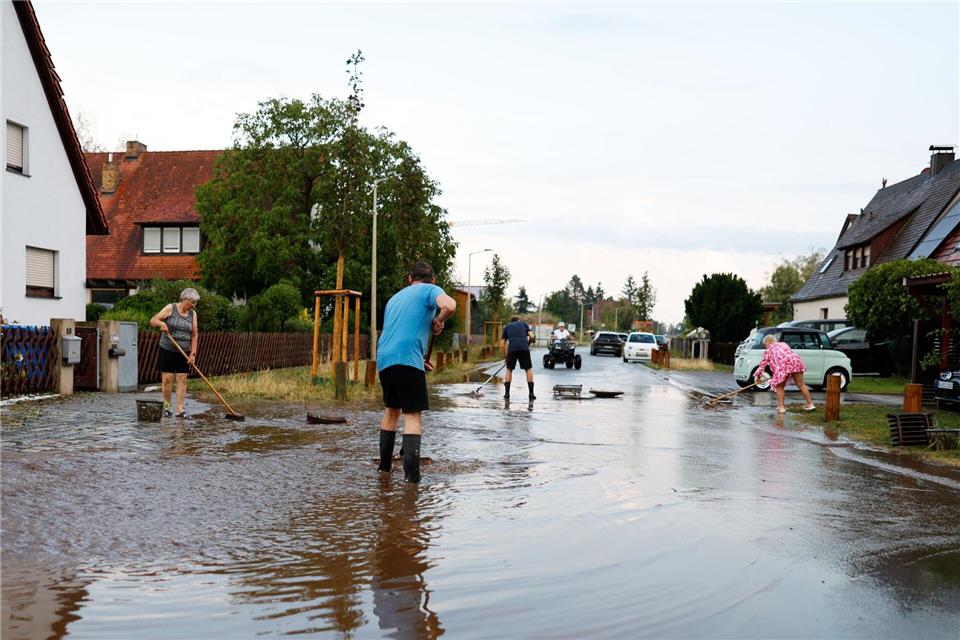 Auch in Erlangen hatten Anwohner mit dem Unwetter zu kämpfen.News5 / David O�wald/NEWS5/dpa
