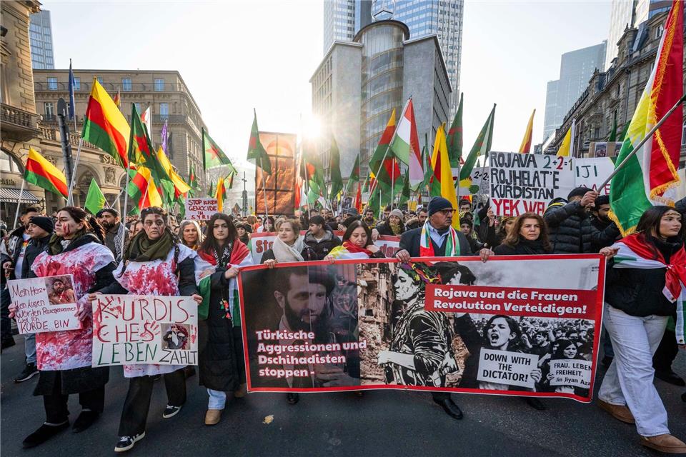 Auch in Frankfurt gingen zahlreiche Menschen auf die Straße Boris Roessler/dpa