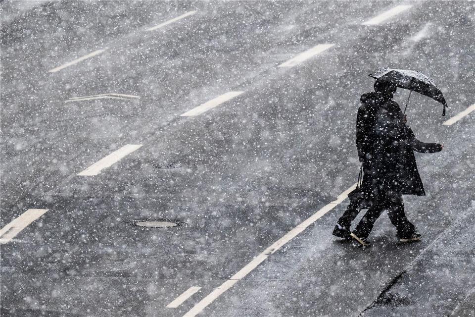 Auch in Frankfurt schneit es kräftig.Boris Roessler/dpa