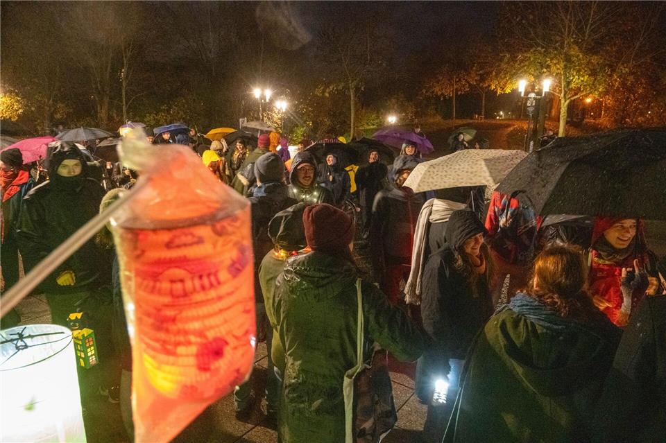 Auch in Greifswald gingen die Menschen auf die Straße.Stefan Sauer/dpa