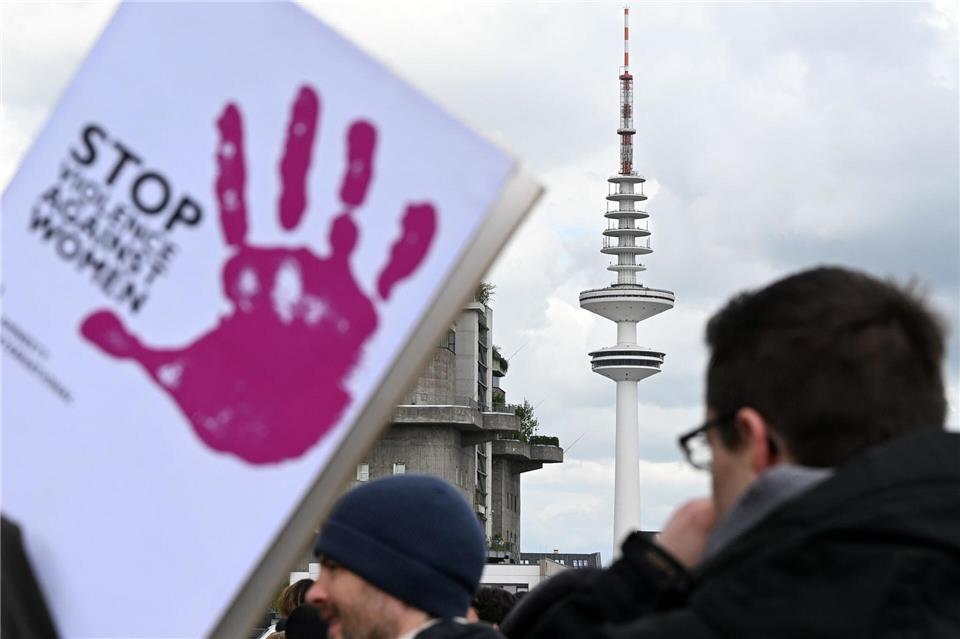 Auch in Hamburg demonstrierten Männer gegen Frauen-Gewalt.Lilli Förter/dpa