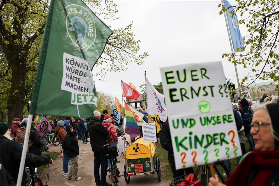 Auch in Hamburg folgten Menschen dem Aufruf von Fridays For Future.Christian Charisius/dpa