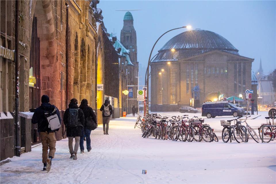 Auch in Hamburg liegt Schnee.Bodo Marks/dpa