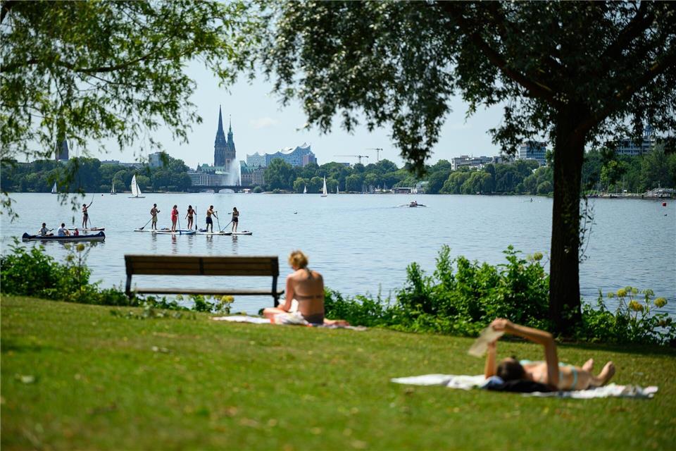 Auch in Hamburg suchten die Menschen das Wasser.Jonas Walzberg/dpa