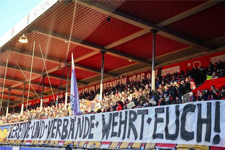 Auch in Heidenheim gab es am Samstag ein Banner vor dem Fanblock. (Archivfoto)Harry Langer/dpa