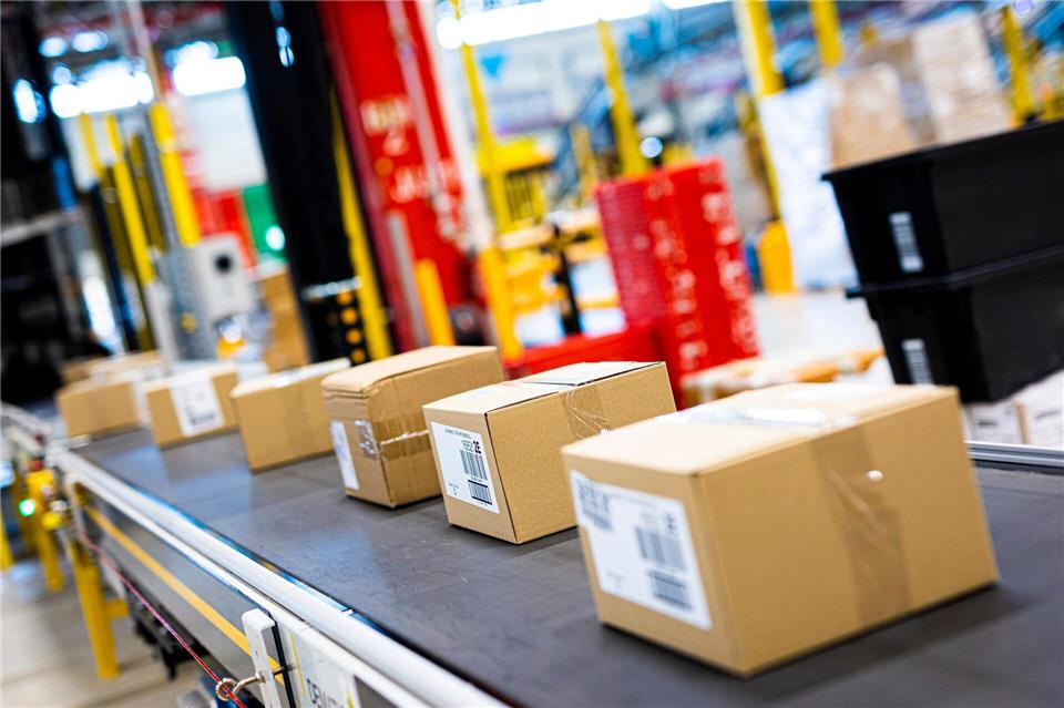 Auch in Hessen hat der Onlinehandel zugelegt. (Symbolbild)Moritz Frankenberg/dpa