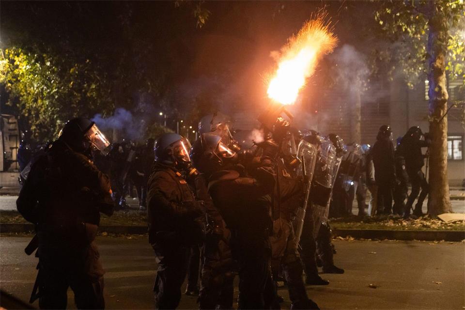 Auch in Italien kam es zu Zusammenstößen.Mauro Ujetto/LaPresse/AP/dpa