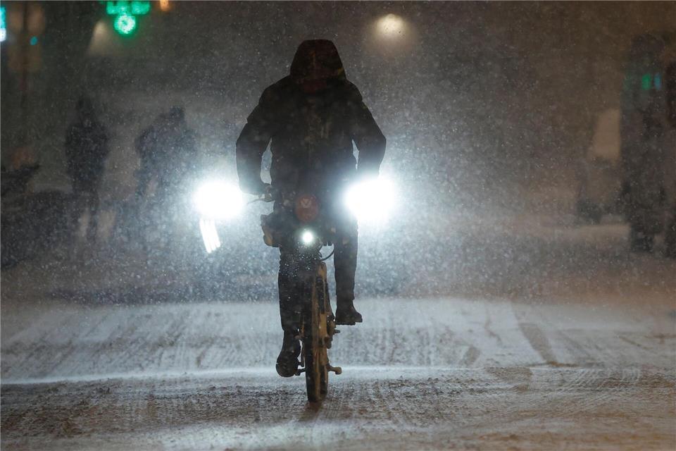 Auch in Lille fahren die Busse am Morgen nicht.Jean-Francois Badias/AP/dpa