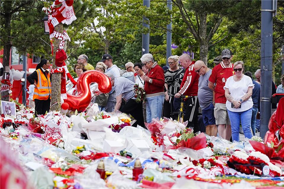 Trauer bei der Totenwache: Diogo Jotas Unfall wühlt auf Auch in Liverpool trauern viele Menschen um Diogo Jota.Peter Byrne/PA Wire/dpa