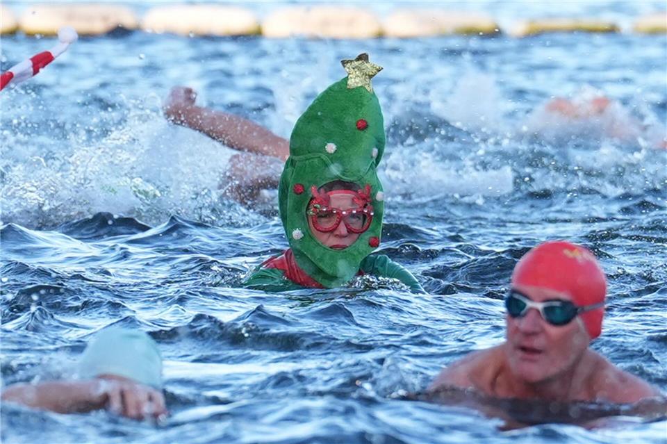Auch in London stürzten sich Eisbader ins Wasser.Lucy North/PA Wire/dpa