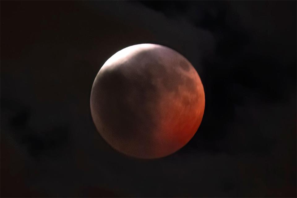 Auch in Los Angeles war die partielle Mondfinsternis zu sehen.Richard Vogel/AP/dpa