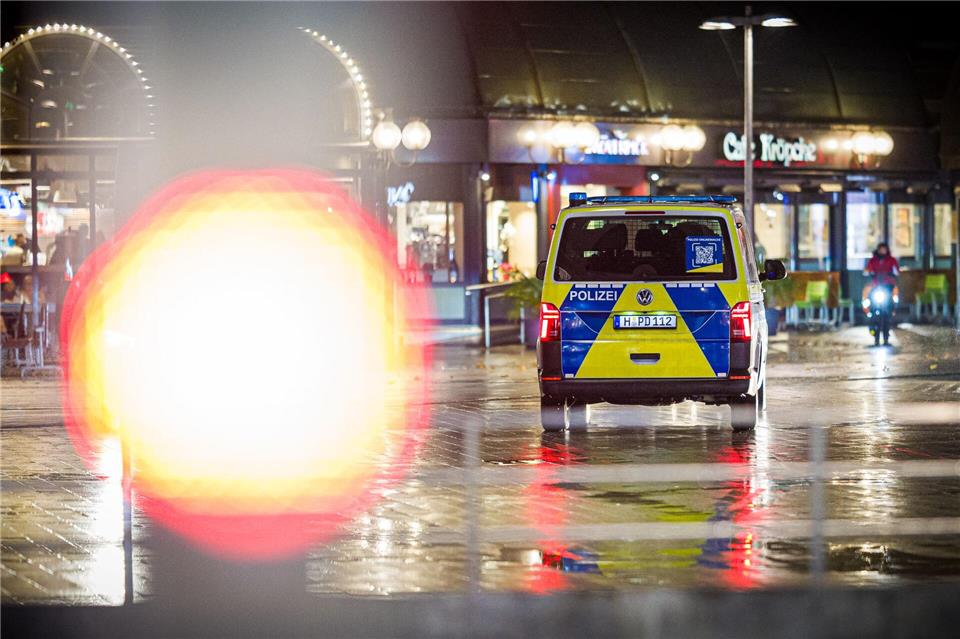 Auch in Niedersachsen – hier in Hannover – hatte die Polizei zum Jahreswechsel wieder viel zu tun.Moritz Frankenberg/dpa