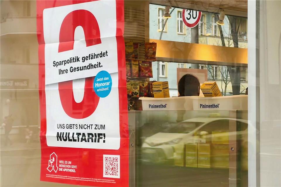 Auch in Nordrhein-Westfalen bleiben am Montag viele Apotheken dicht. (Archivbild)Fernando Gutierrez-Juarez/dpa