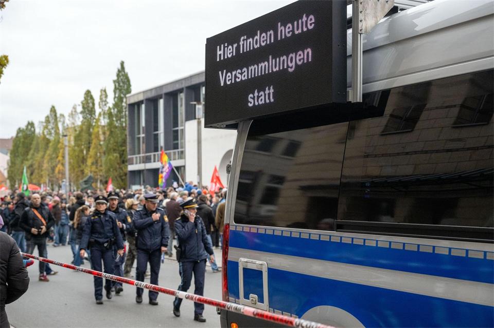 Auch in Nürnberg versammelten sich Menschen zu Jugendprotesten.Pia Bayer/dpa