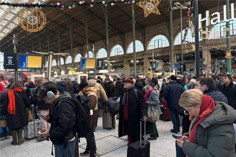 Auch in Paris warteten viele Fahrgäste vergeblich auf ihren Zug nach London.Christophe Ena/AP/dpa